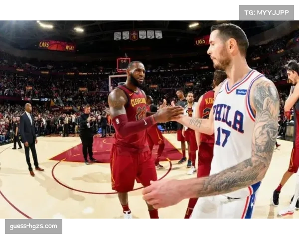 场边镜头:詹姆斯与雷迪克就一个战术回合进行激烈讨论 场边镜头:詹姆斯与雷迪克就一个战术回合进行激烈讨论